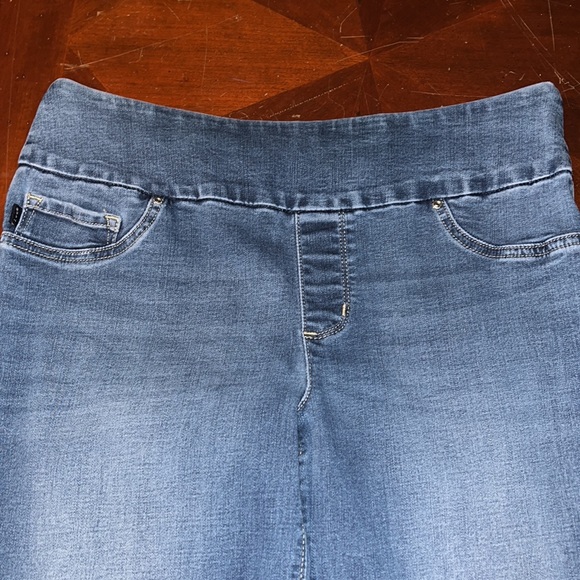 Best seller Lee jeans. Excellent condition. - Picture 5 of 9